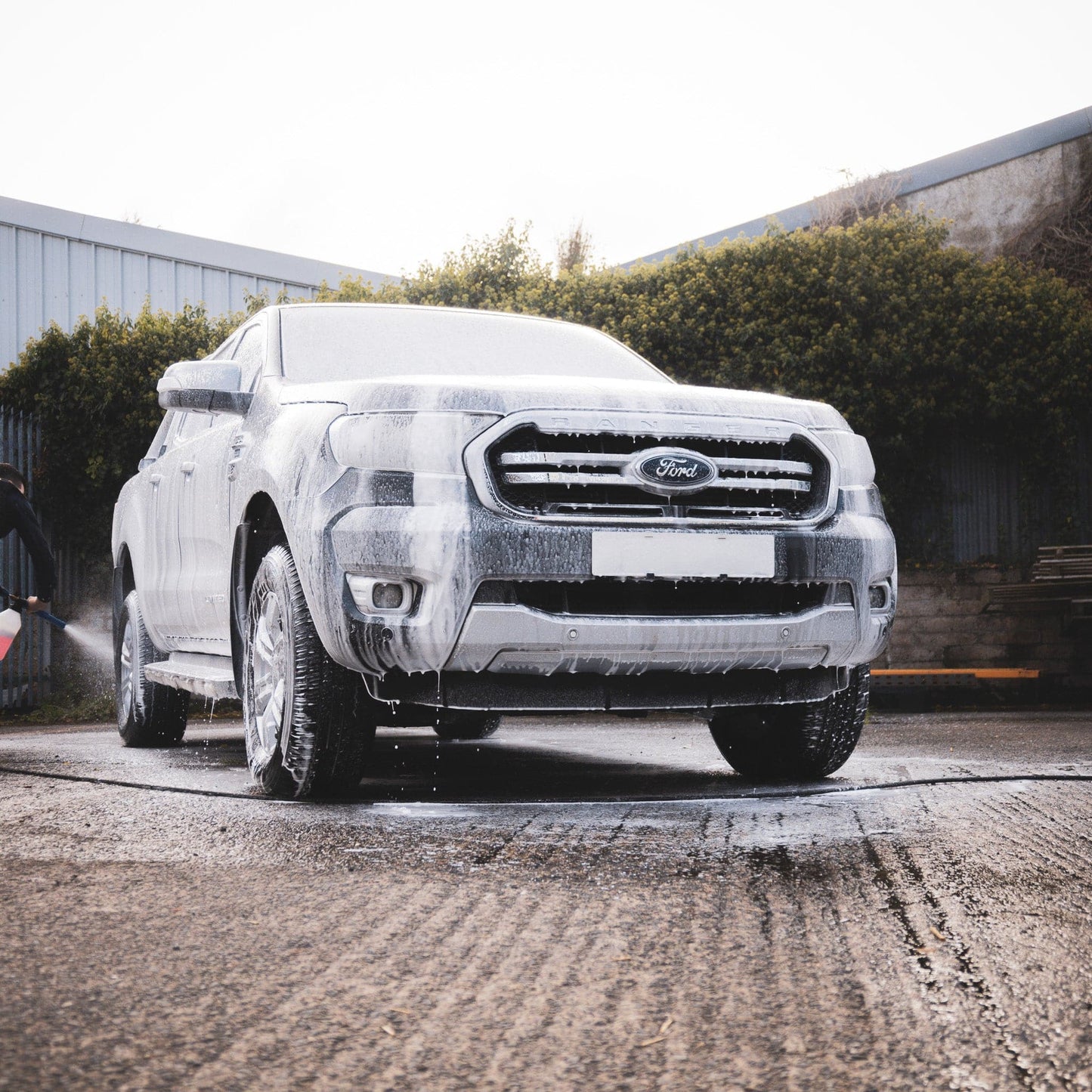 AutoPearl Snow Foam is a powerful, high-concentrated car cleaning solution designed for effective pre-wash on cars, vans, and lorries.