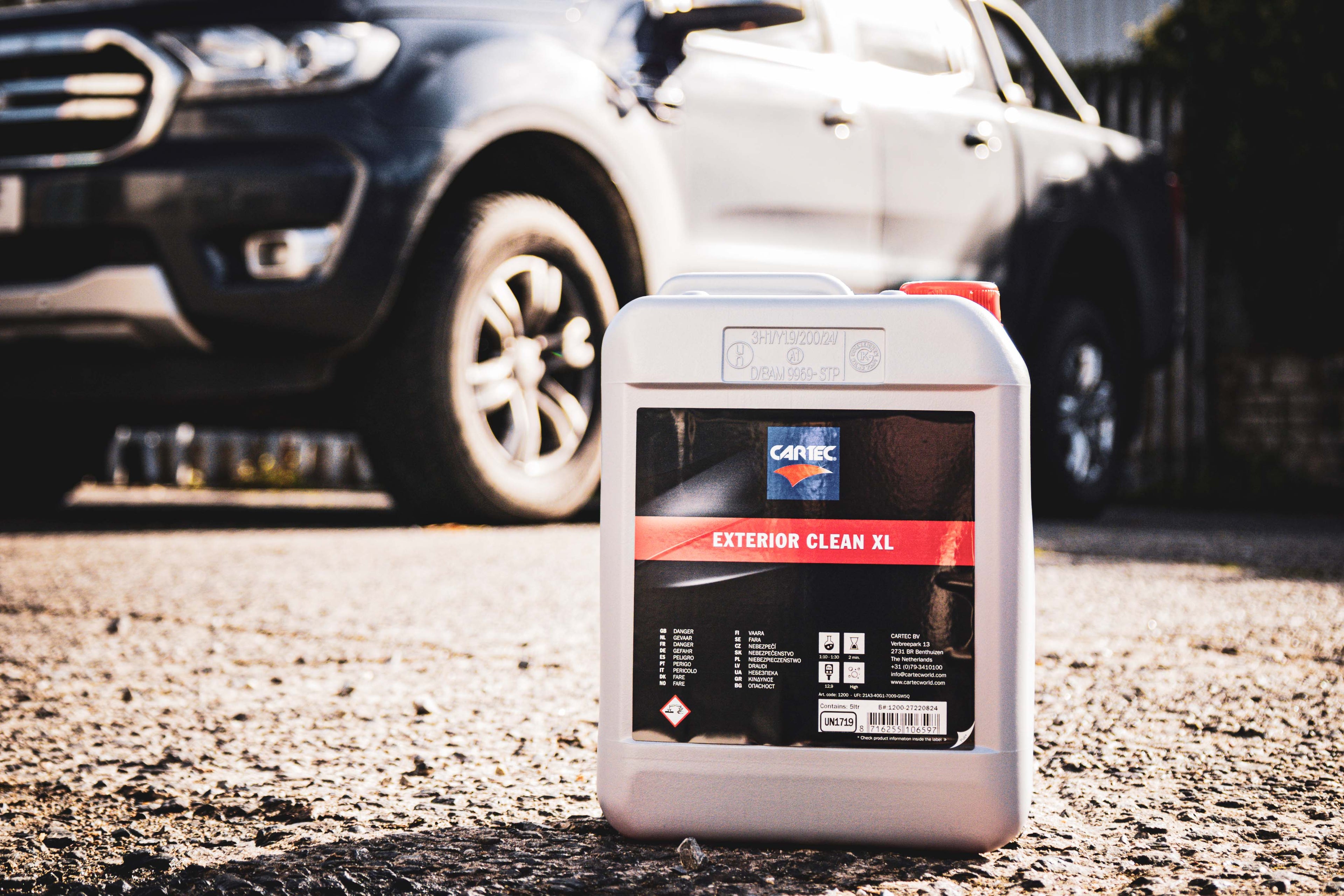 Exterior Clean XL effortlessly removes stubborn traffic dirt and insects from your vehicle.