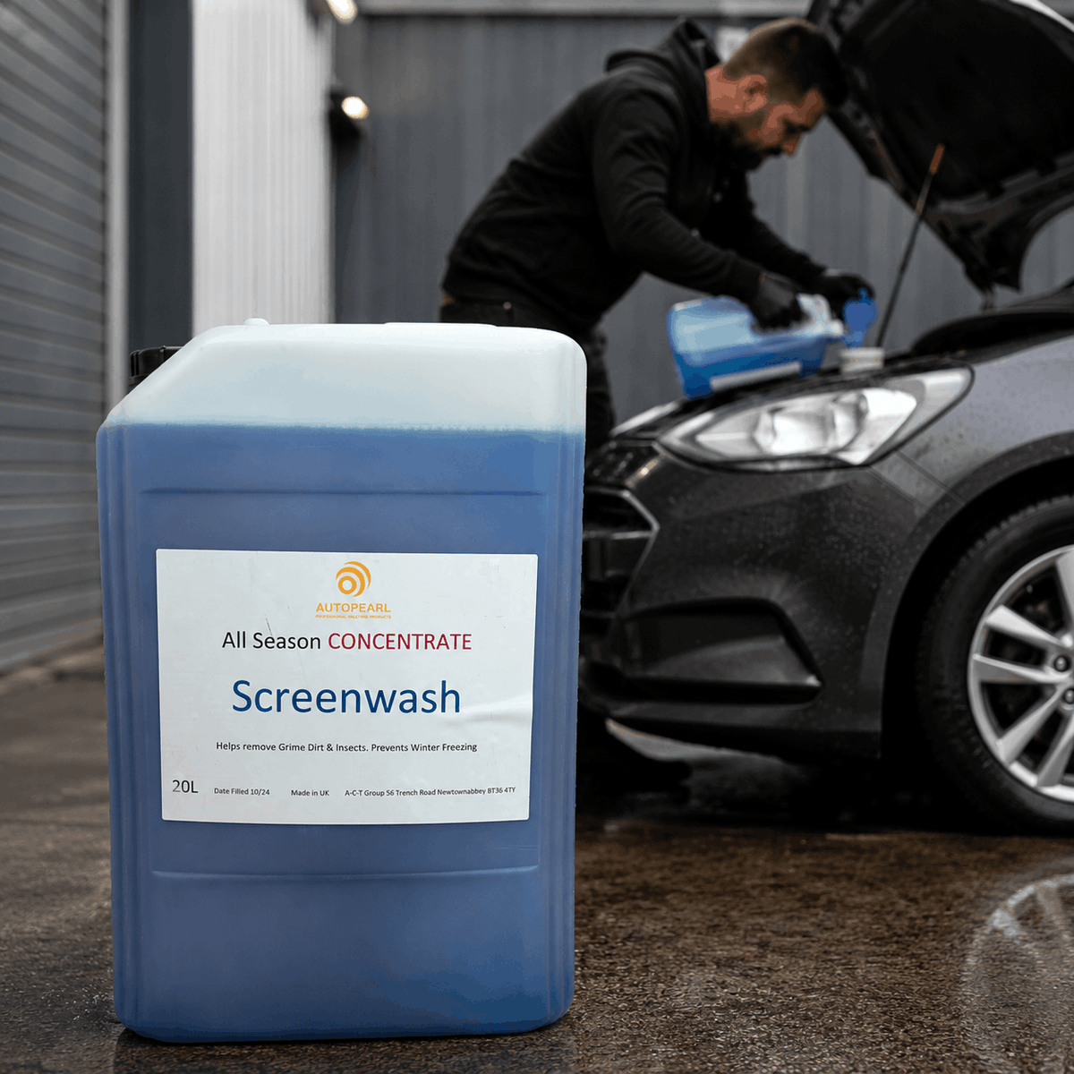 20L concentrated screenwash beside a car being topped up with windscreen washer fluid. Professional all-season screenwash for car maintenance, vehicle valeting, detailing, fleet maintenance and clear windscreen visibility.